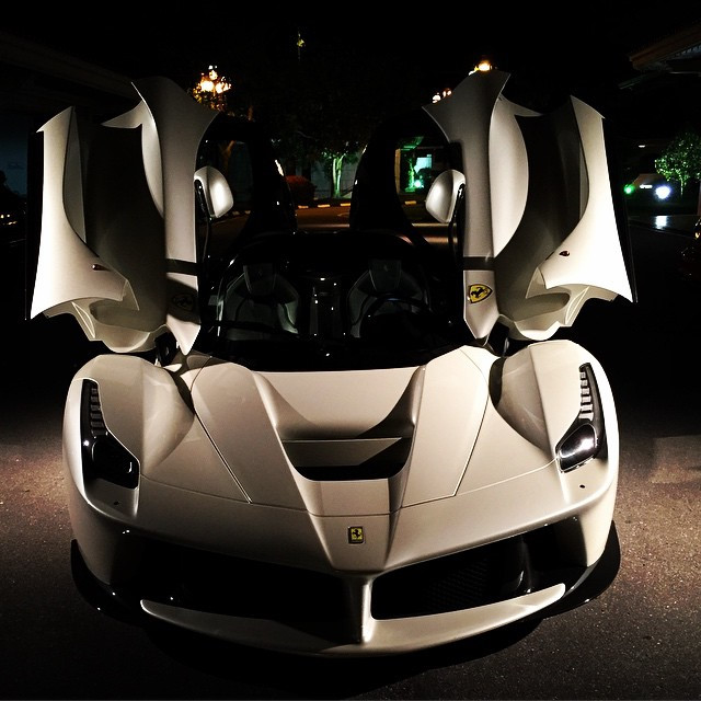 Cuộc sống xa xỉ của hoàng tử 9X Brunei